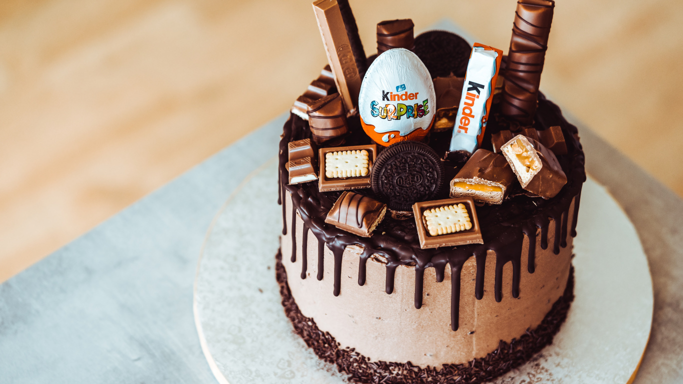 Праздничный шоколадный торт украшен сладостями