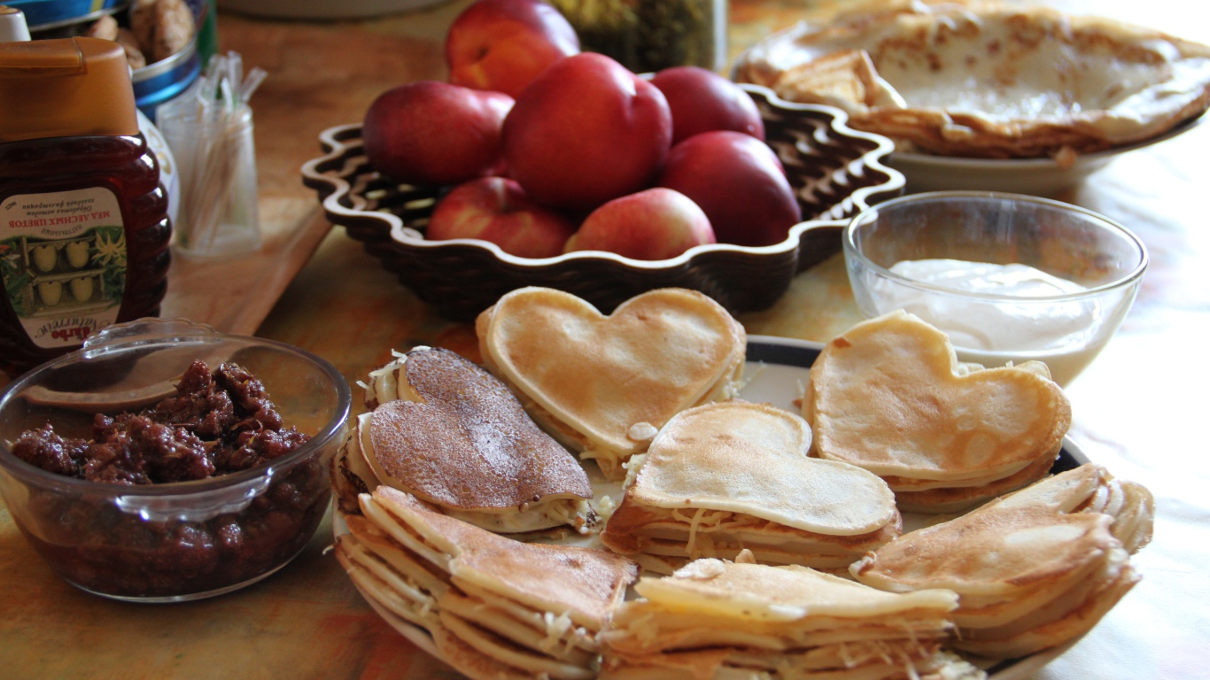 Блины с начинкой на столе с нектарином