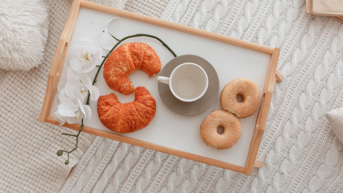 Свежая выпечка,кофе и цветок орхидеи для любимой на завтрак