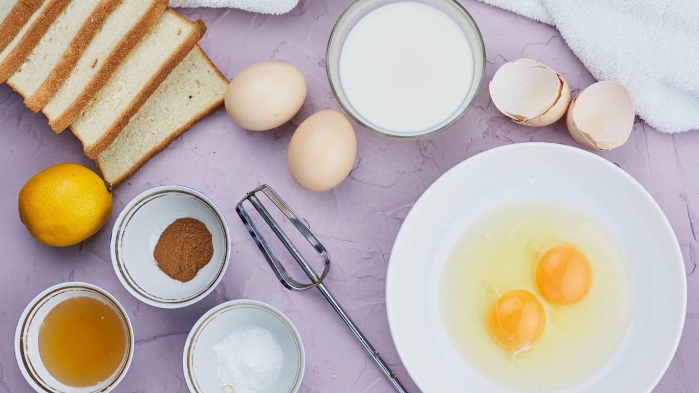 Заготовка продуктов для выпечки на столе 