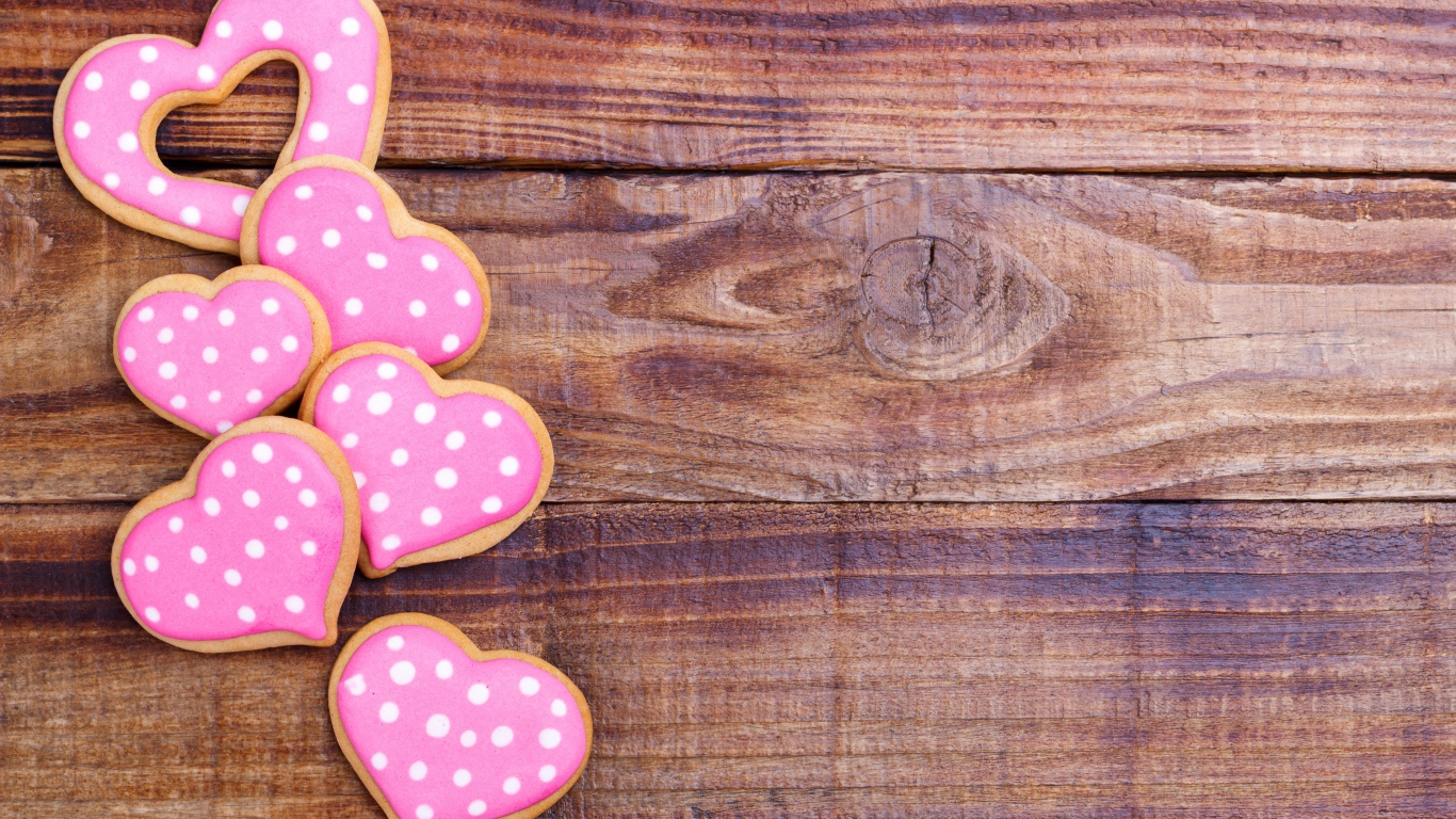 Печенье в форме сердца на деревянном столе