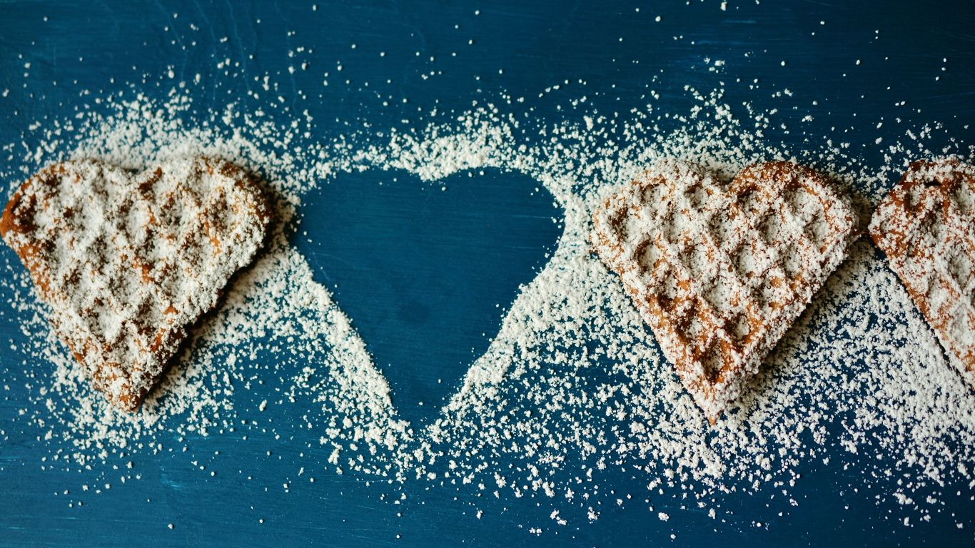 Печенье в форме сердца посыпанные сахарной пудрой