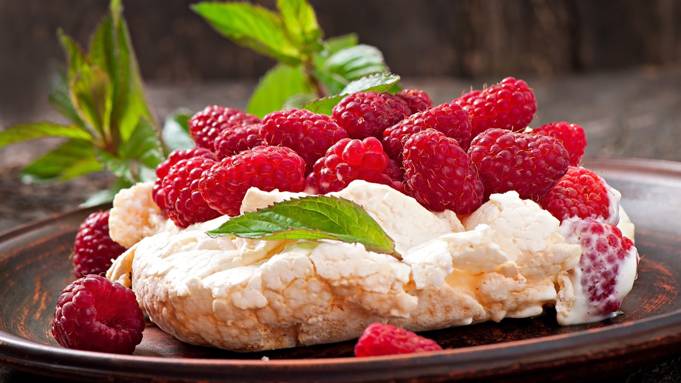 Мороженое с ягодами спелой красной малины 