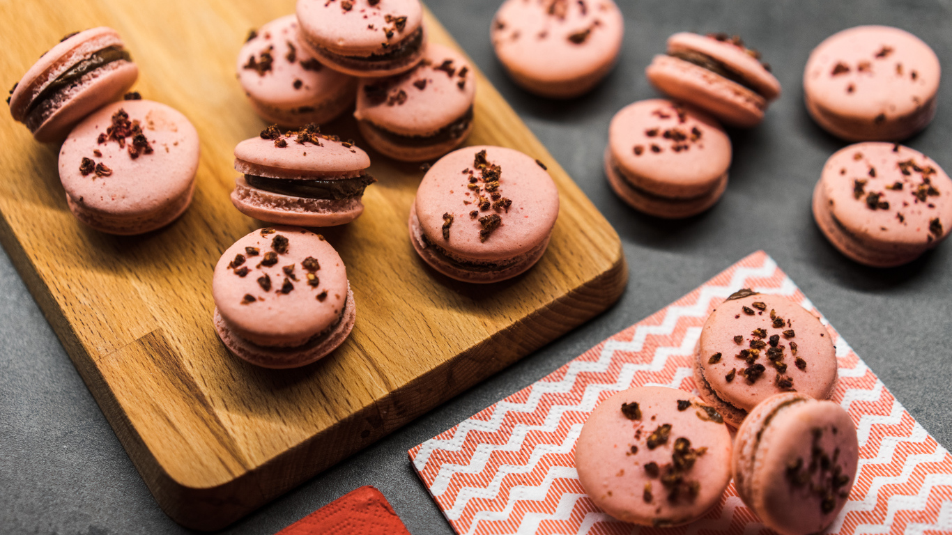 Десерт макарун на деревянной доске