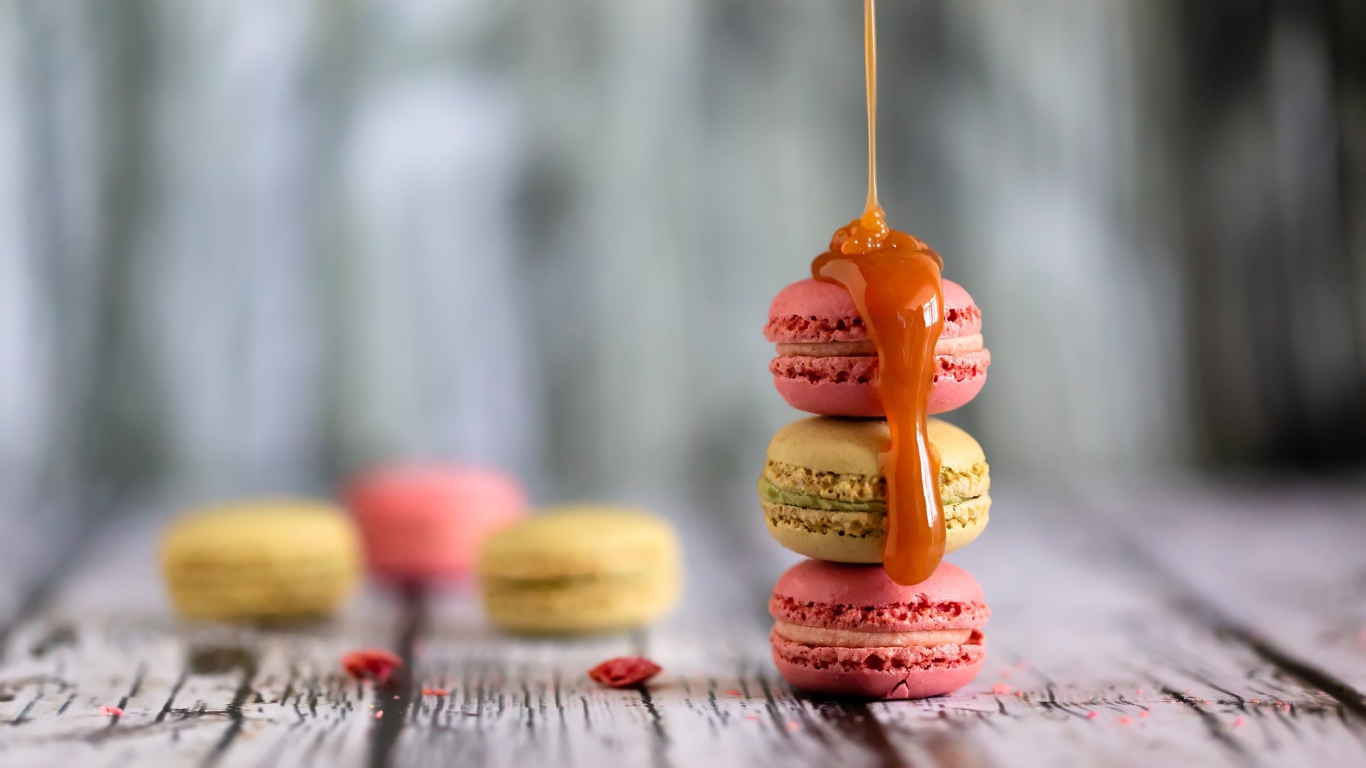 Десерт макарун с карамелью на столе