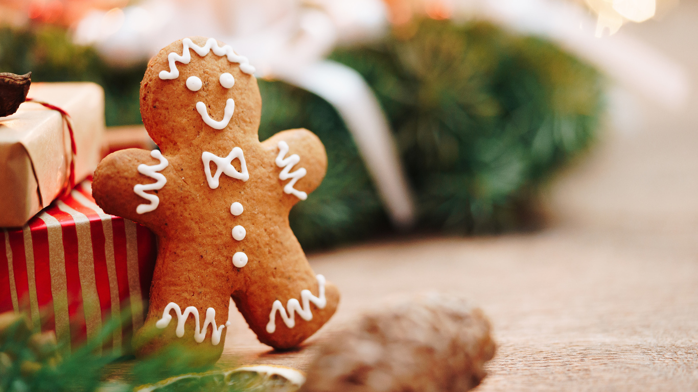 Печенье в виде человечка на столе с подарками 
