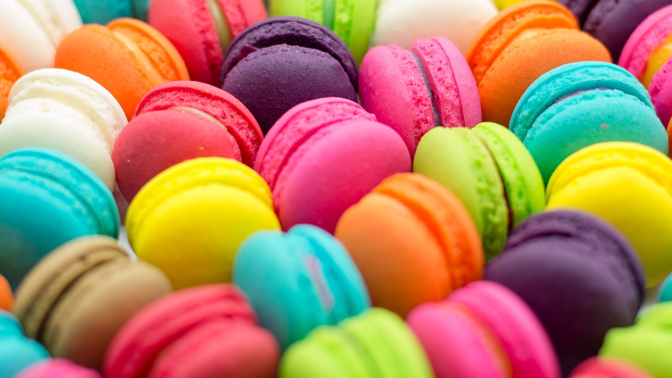 Много разноцветного десерта макарун крупным планом