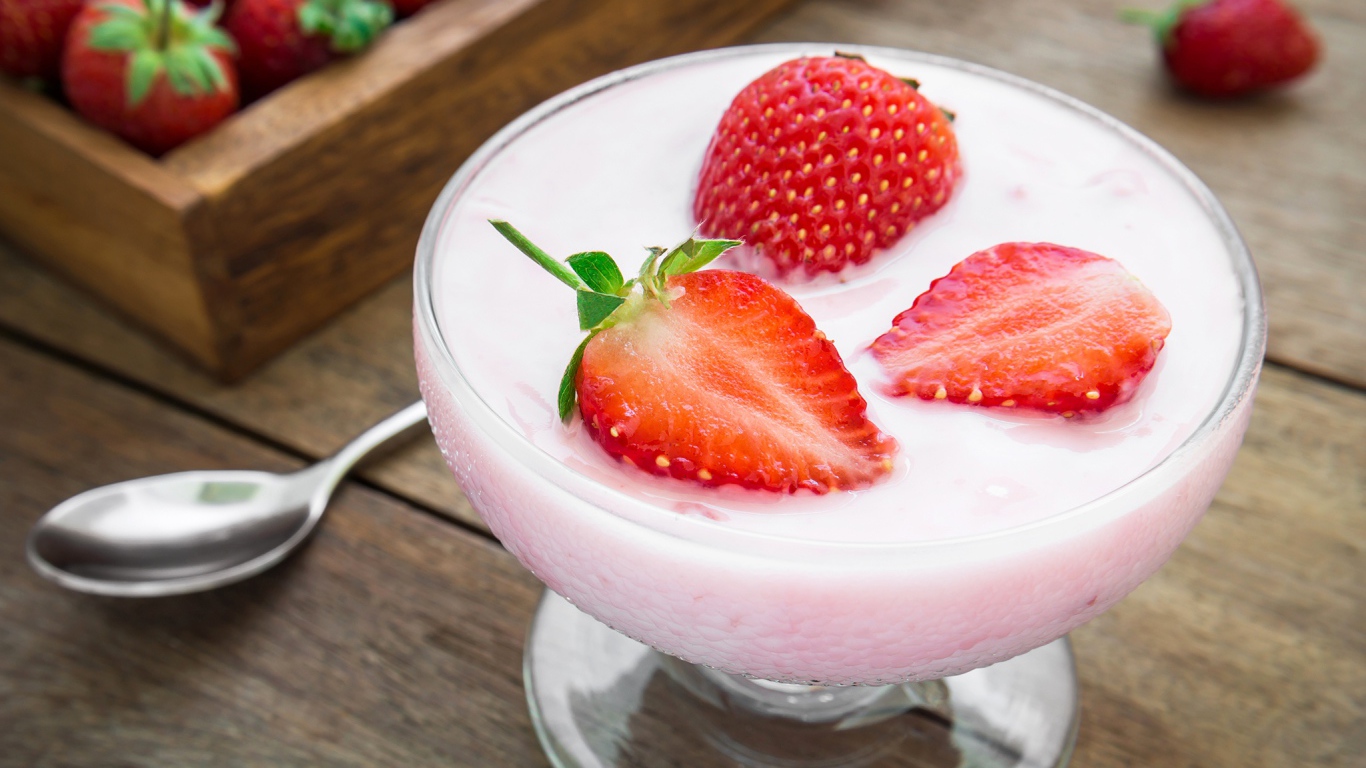 Молочный десерт в креманке с ягодами клубники