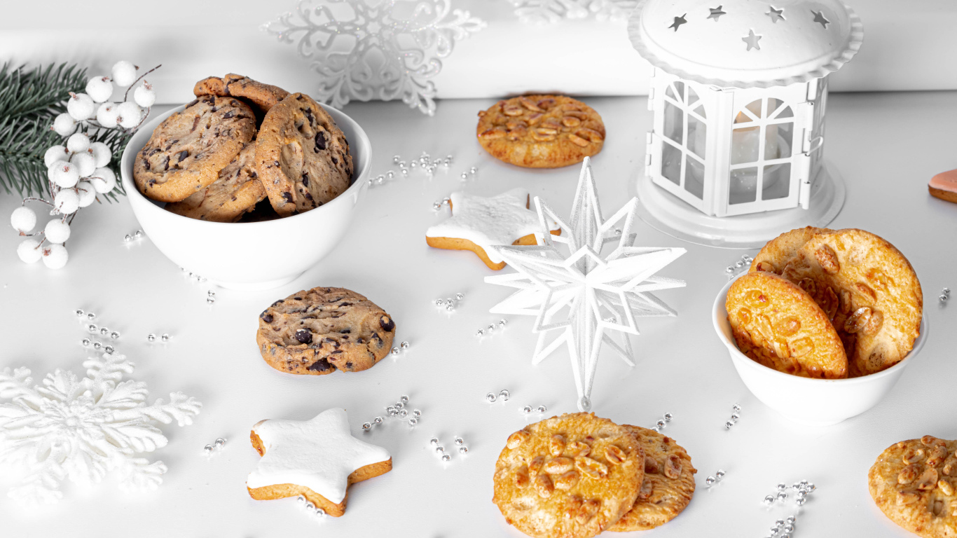 Овсяное печенье на столе с фонарем и бусами