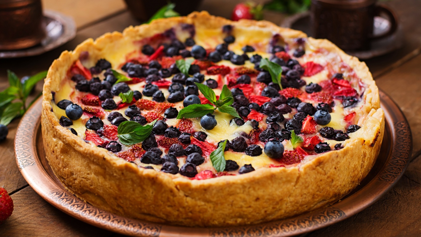 Пирог с творогом и ягодами на столе