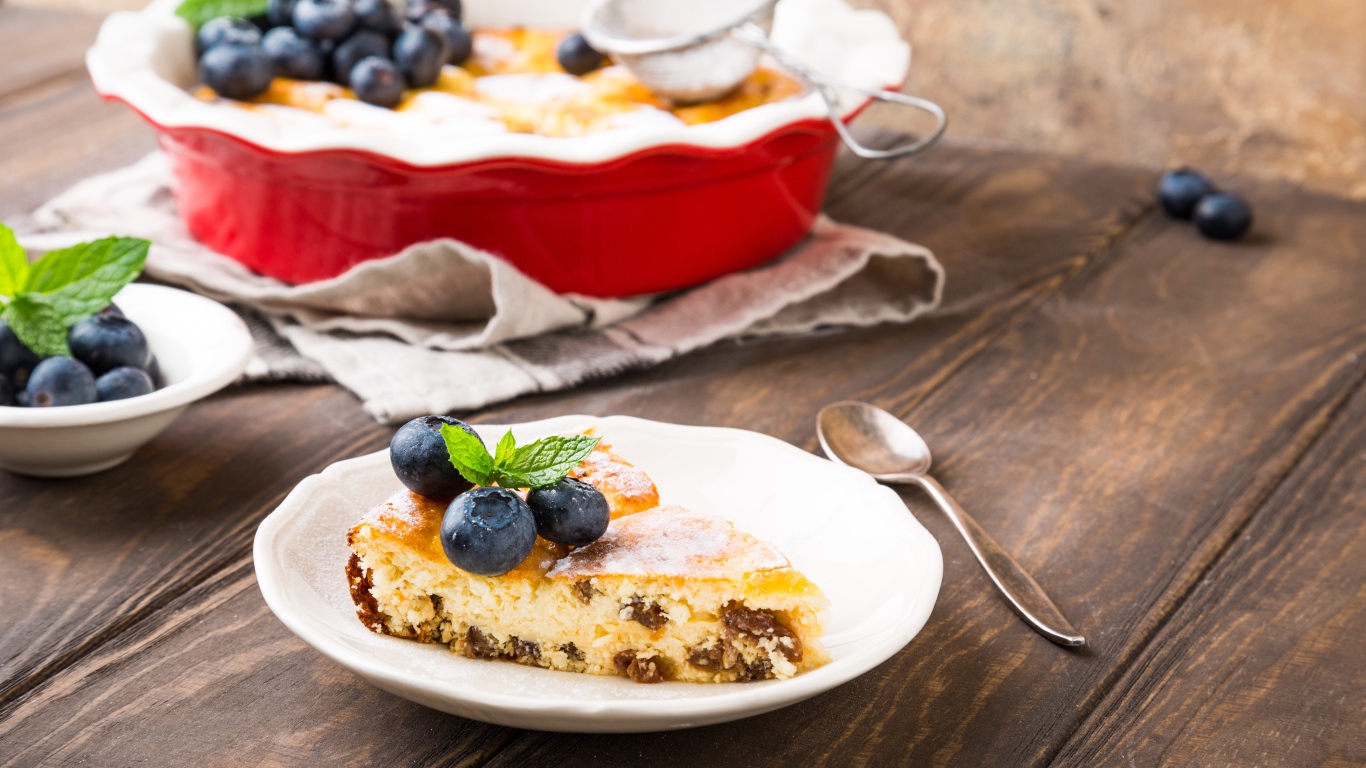 Пирог с изюмом и ягодами черники на столе