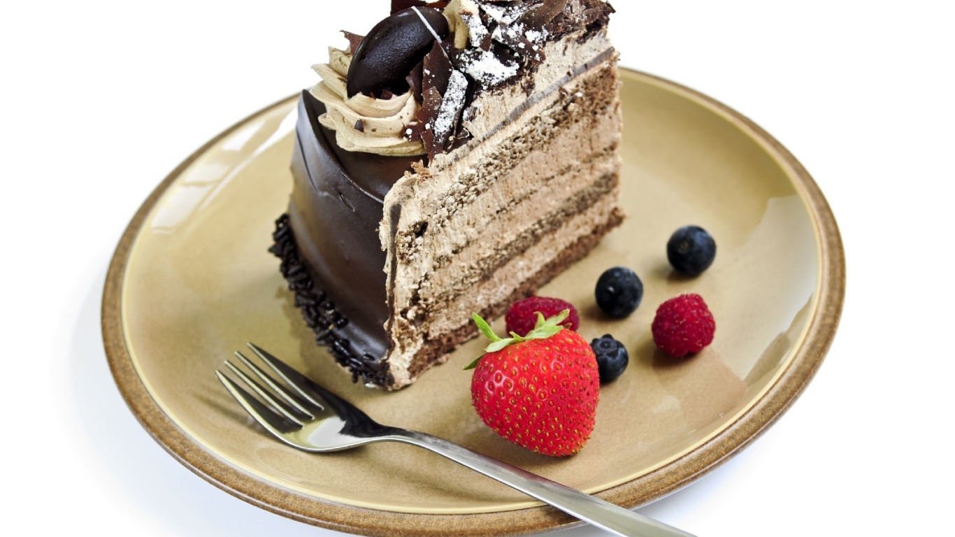Кусок торта с ягодами на тарелке на белом фоне