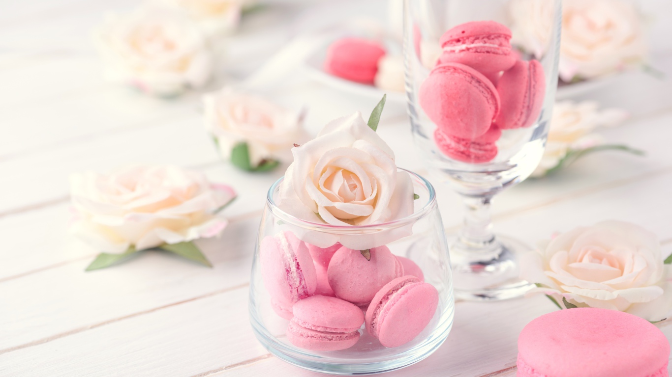 Розовый десерт макарон в вазе с розой