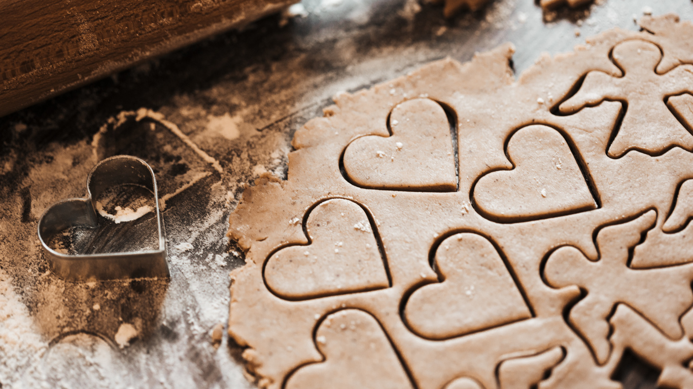 Сырое печенье в форме ангелов и сердечек