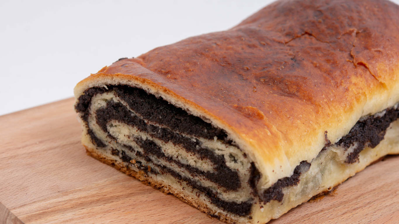 Сладкий кекс с маком на столе