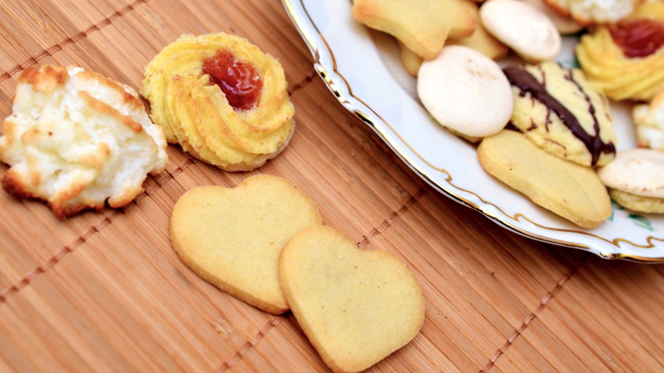 Сладкое песочное печенье лежит на столе