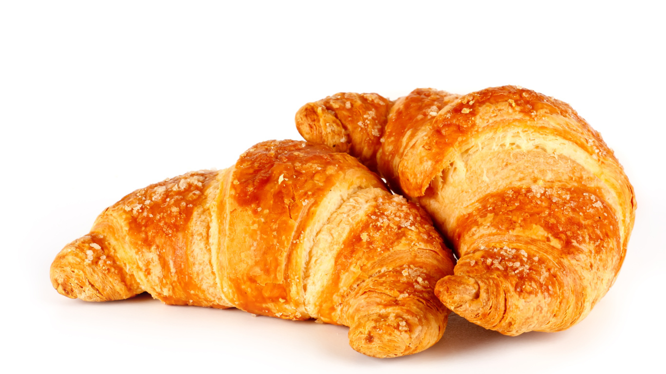 Два свежих круассана на белом фоне