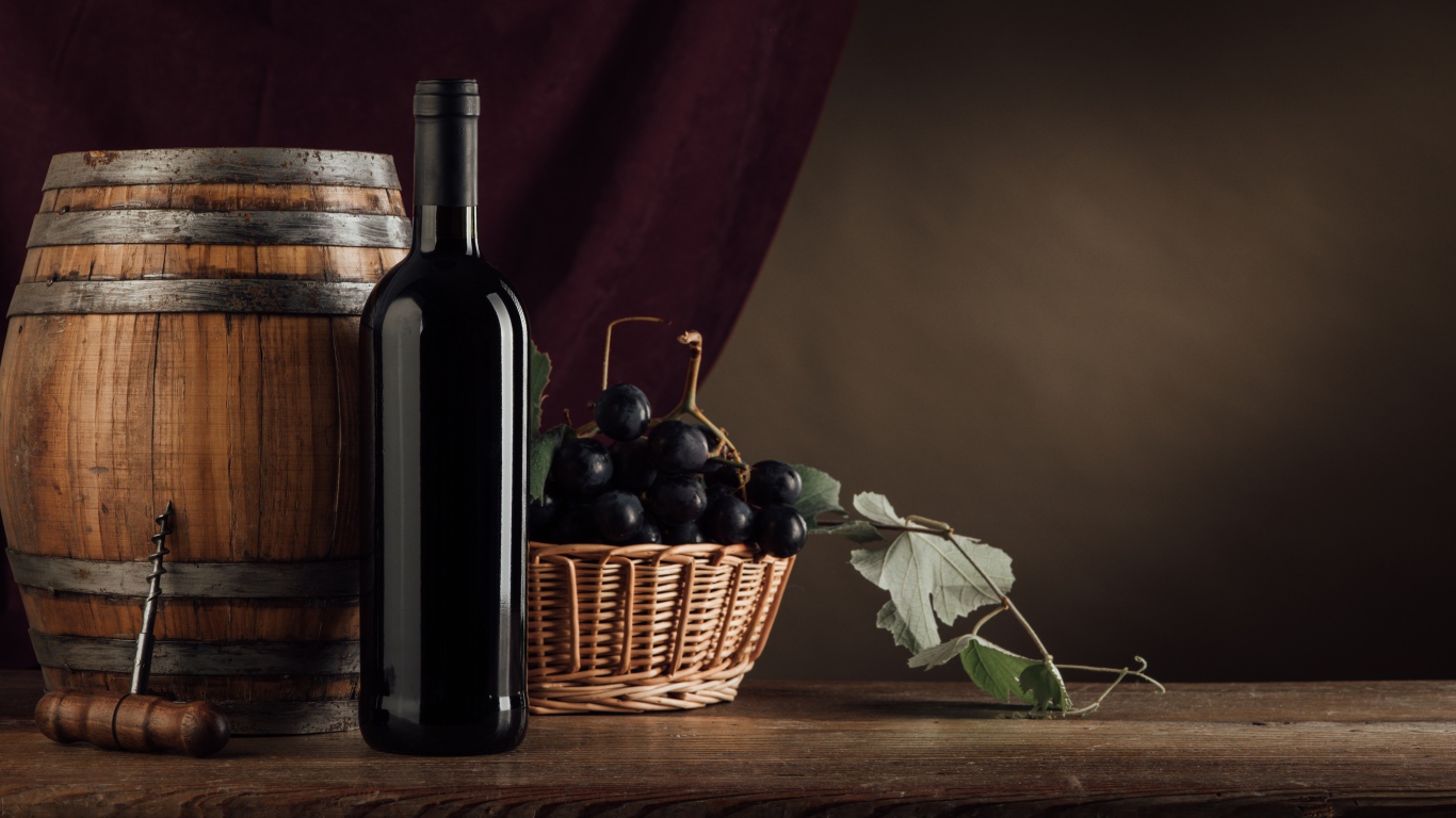 Бочка с вином на столе с виноградом 