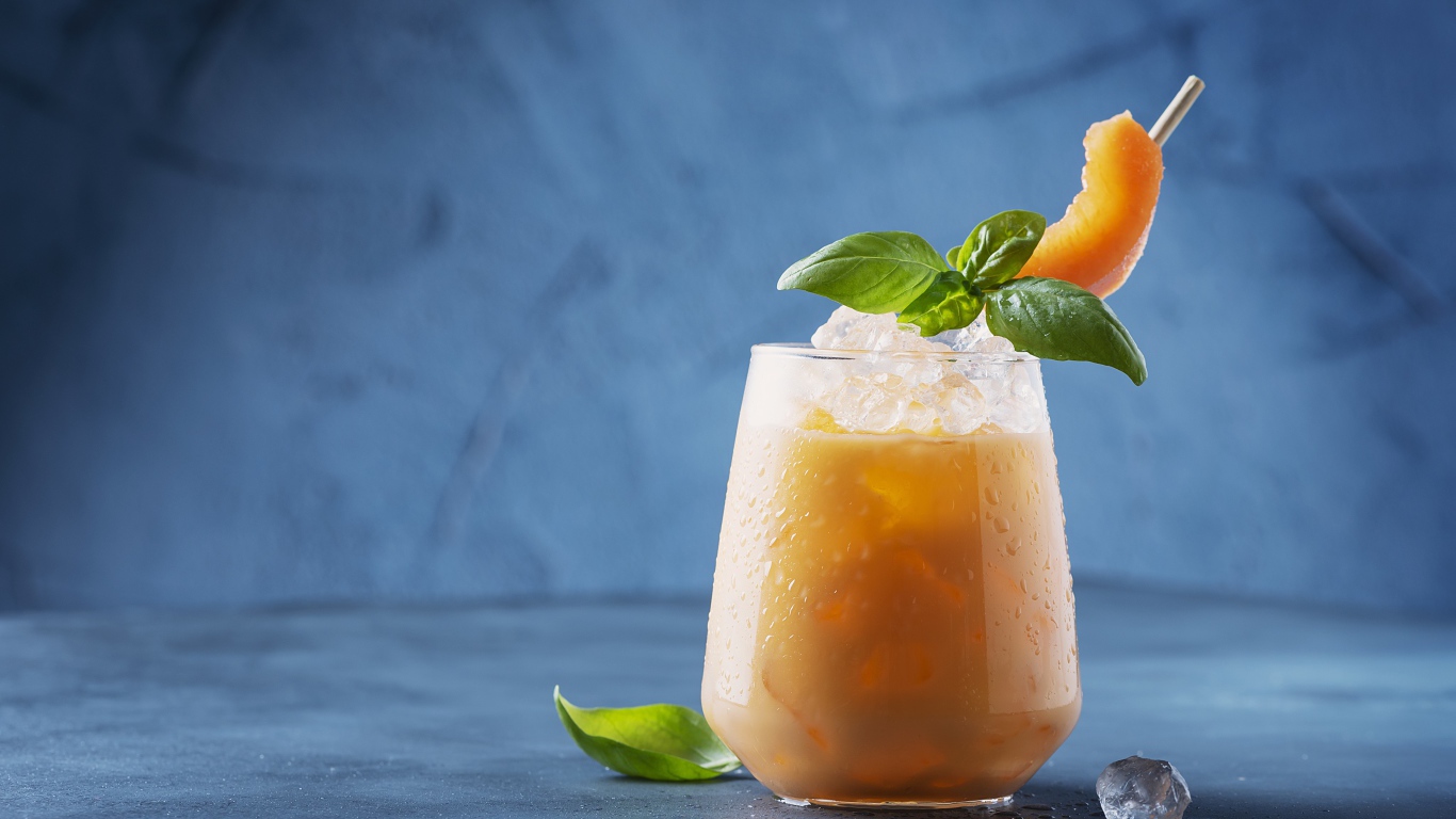 Холодный напиток со льдом в стакане 