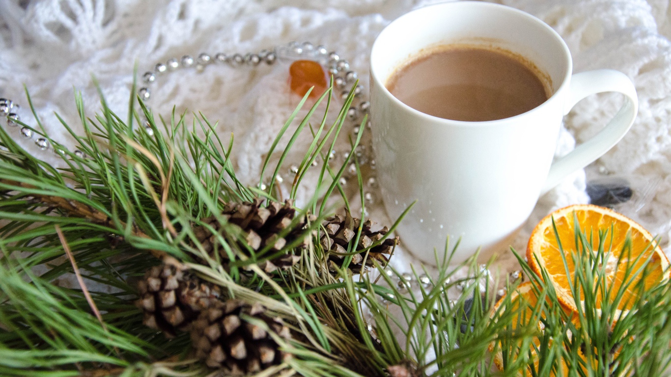 Чашка горячего какао с веткой сосны и апельсинами