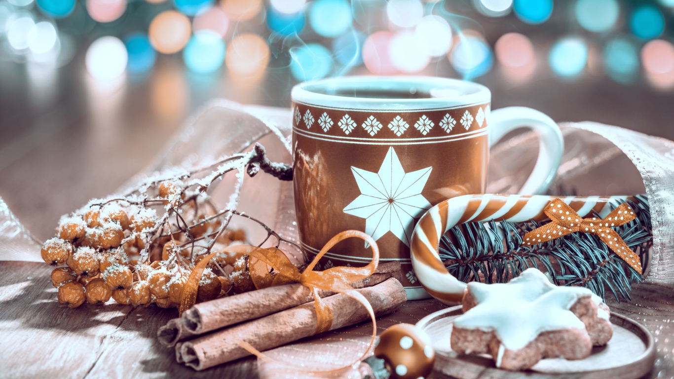 Чашка горячего кофе на столе с корицей и печеньем и веткой рябины