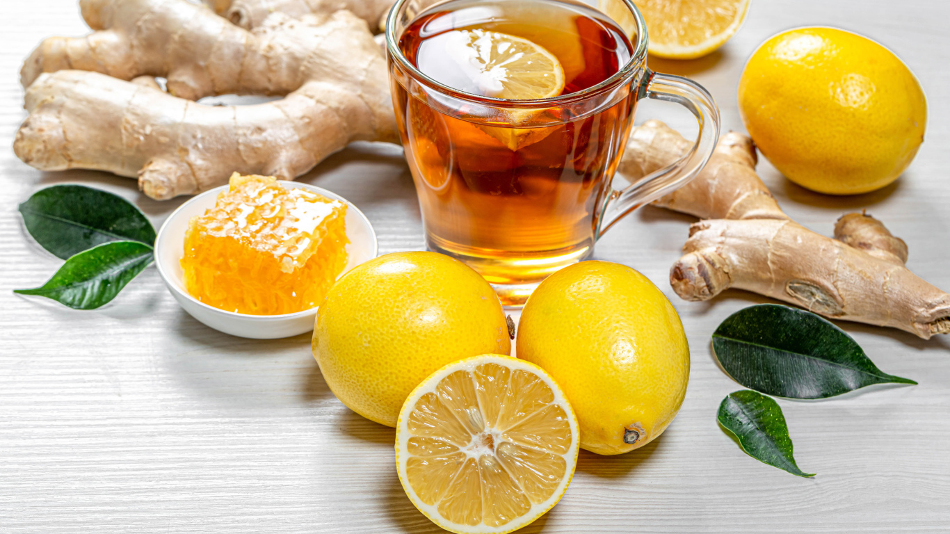 Чашка чая с лимоном и имбирем на столе 