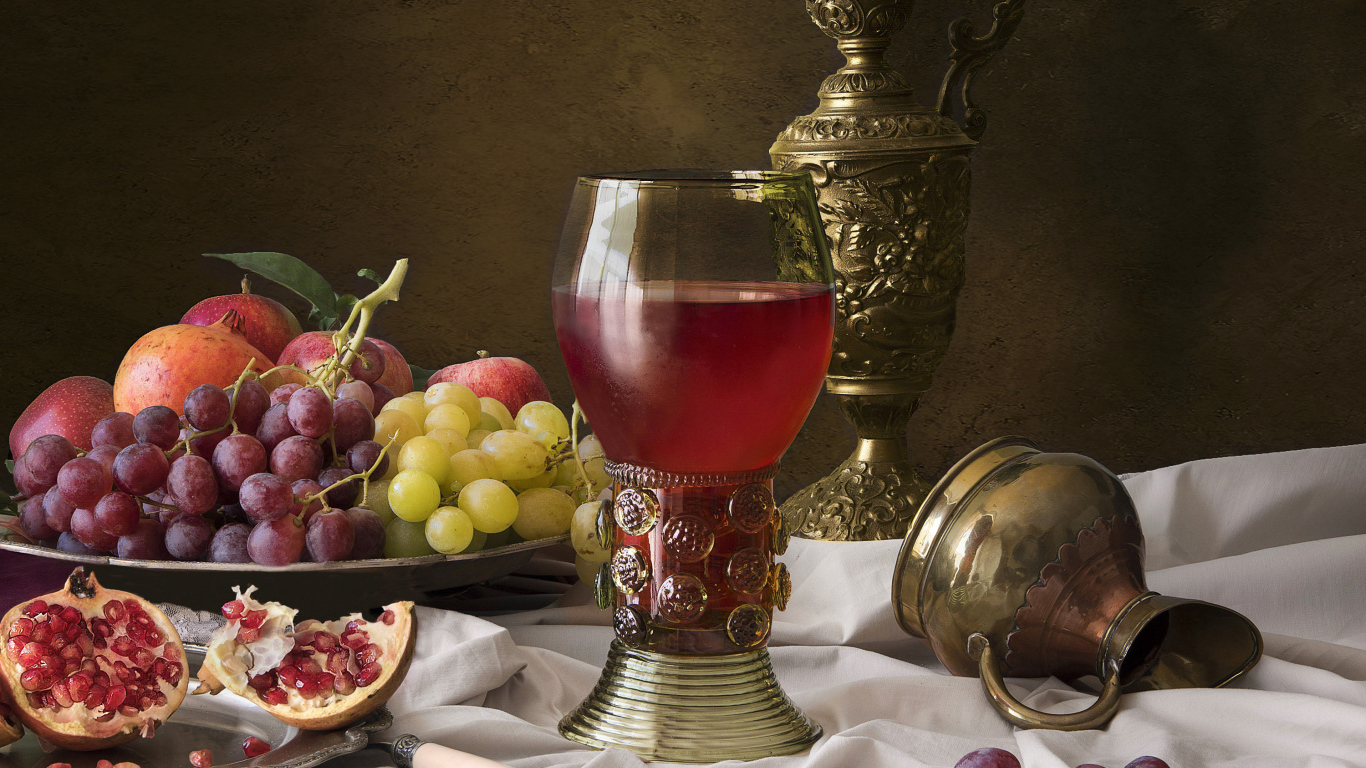 Кубок с вином на столе с фруктами