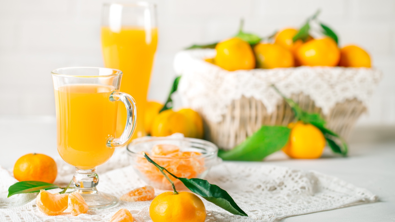 Свежий сок на столе со свежими мандаринами