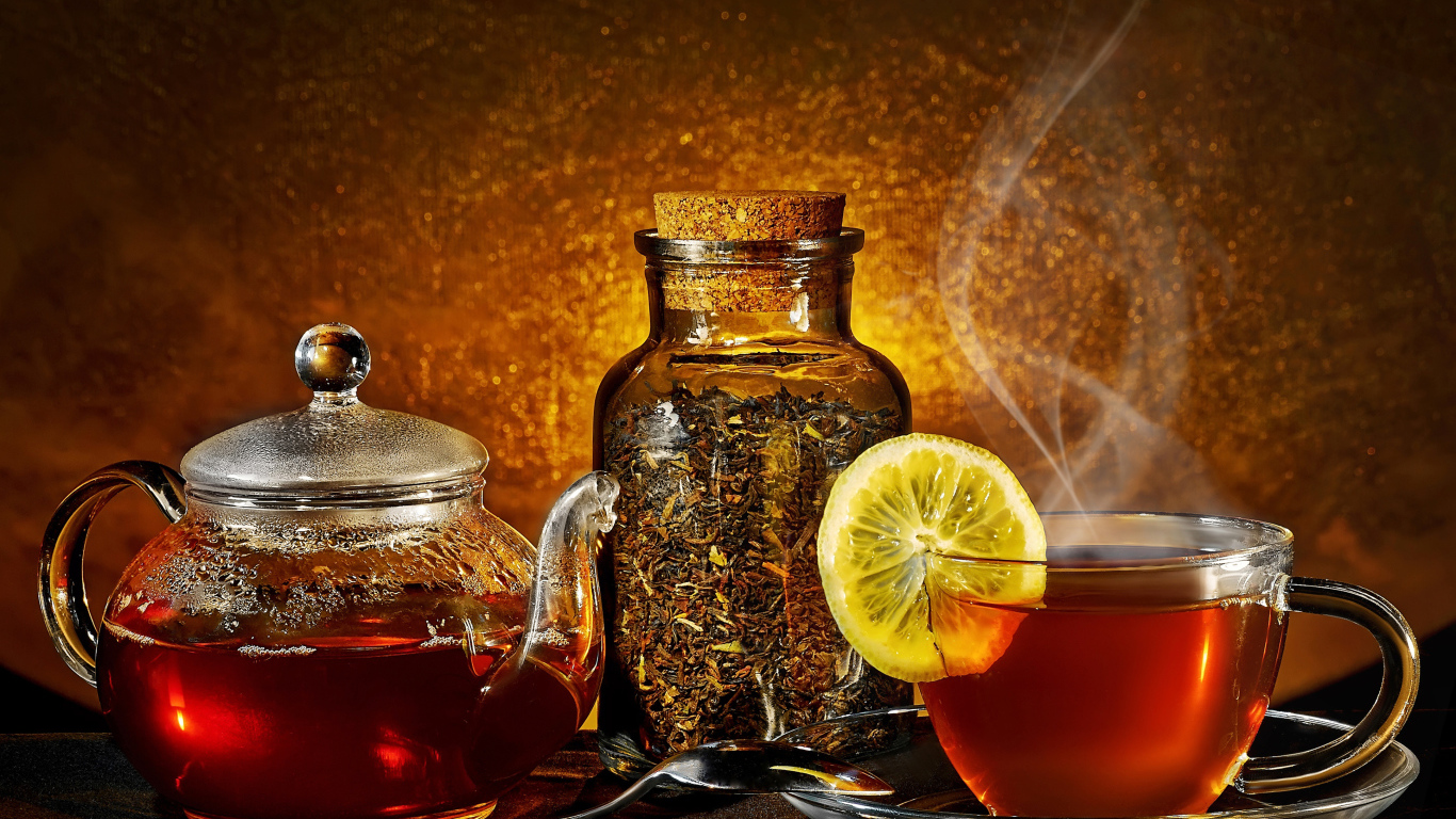 Стеклянный чайник с чашкой на столе с заваркой 