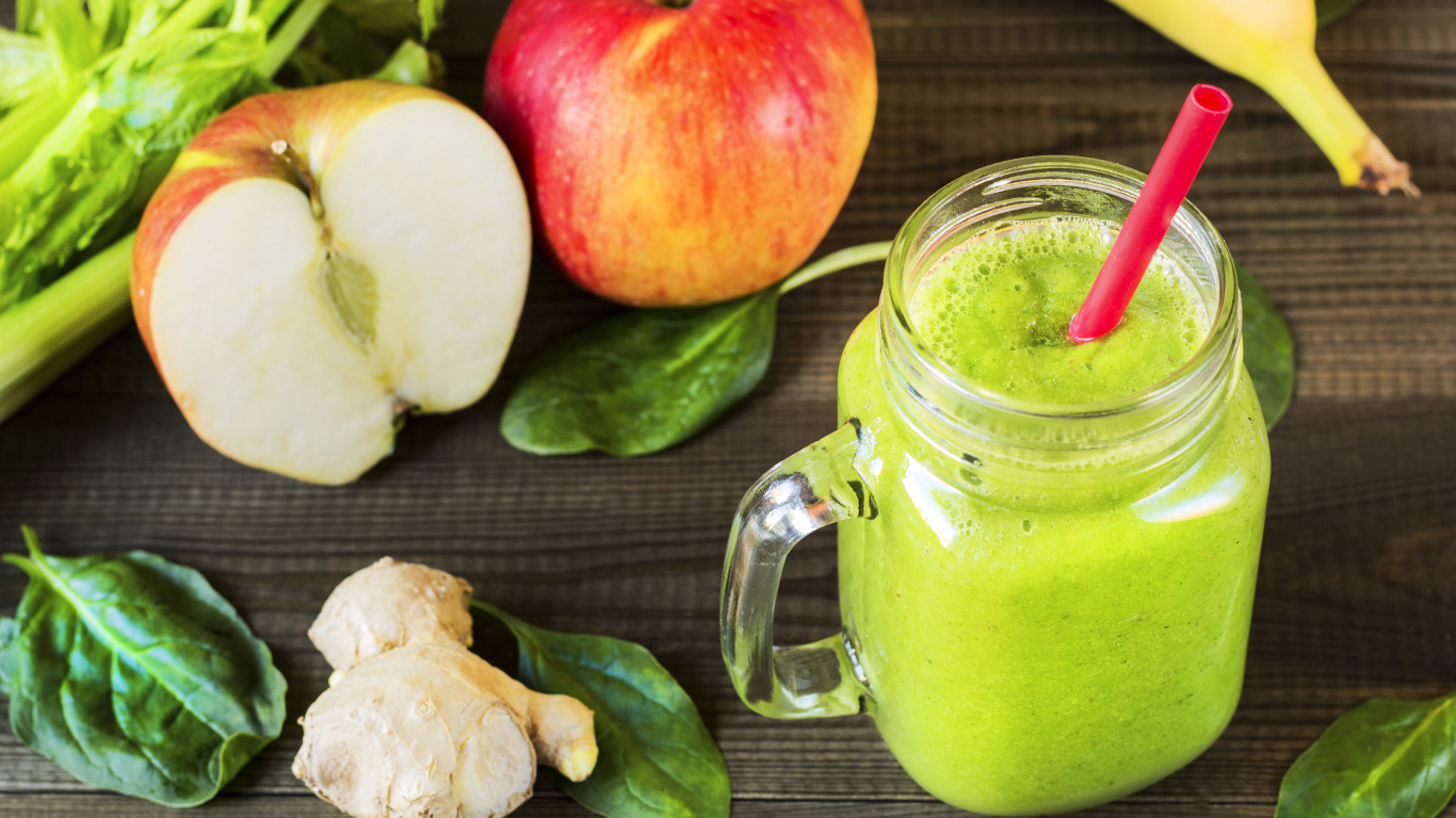 Зеленый смузи на столе с яблоками и имбирем
