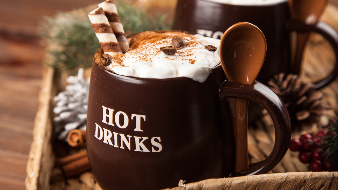 Горячий шоколад со сливками в большой коричневой чашке 