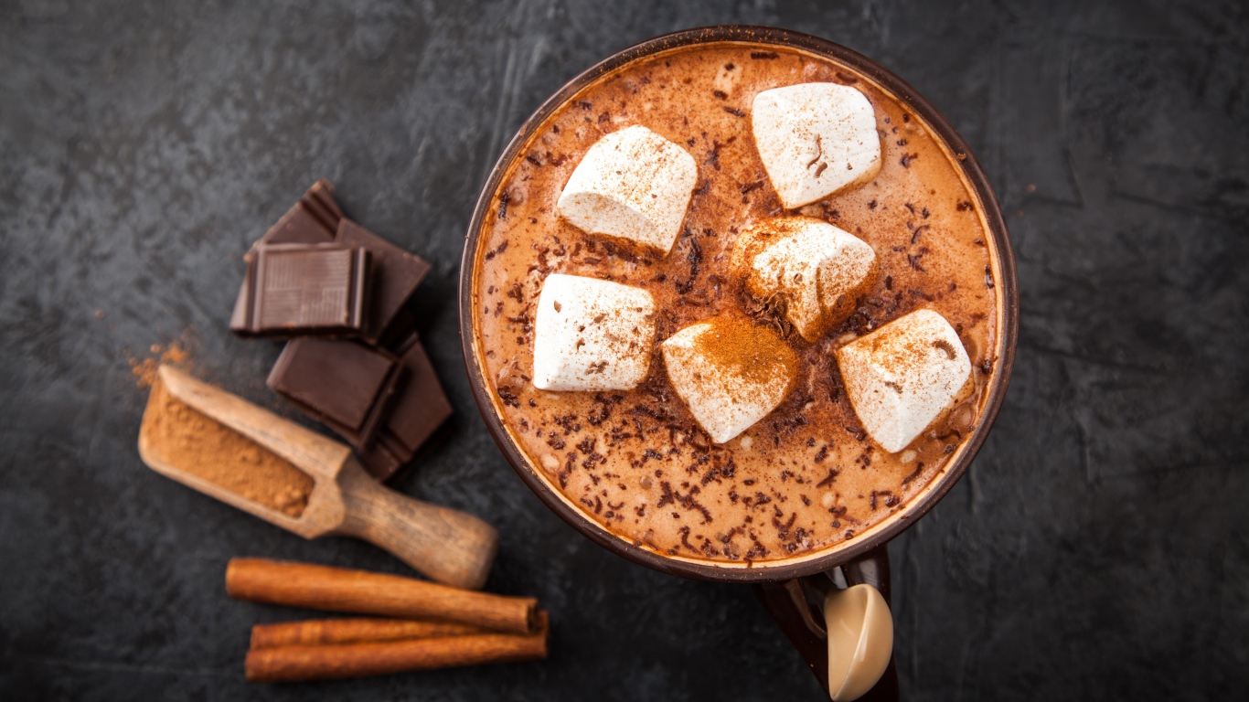 Горячий шоколад с маршмеллоу в чашке