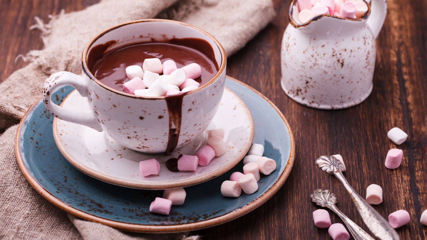 Горячий шоколад с розовым маршмеллоу на столе