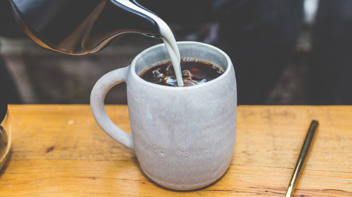 Молоко наливают в горячий кофе 