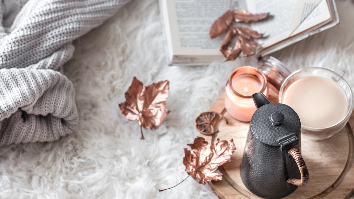 Чай с молоком на кровати с книгой и теплым свитером