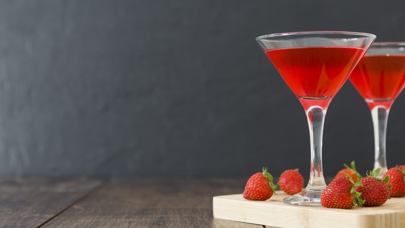 Клубничный коктейль на столе на сером фоне