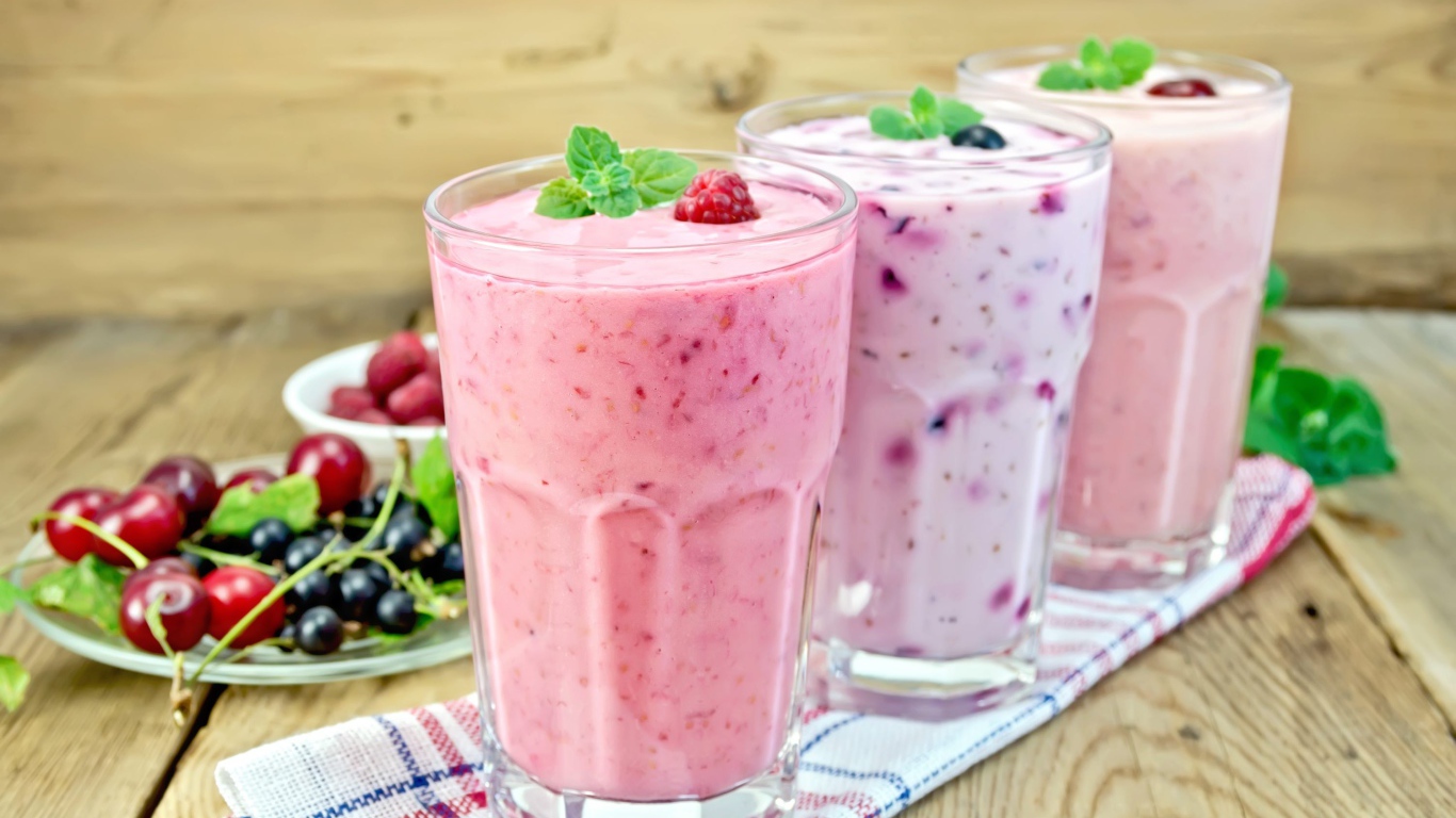 Три стакана ягодного смузи на столе
