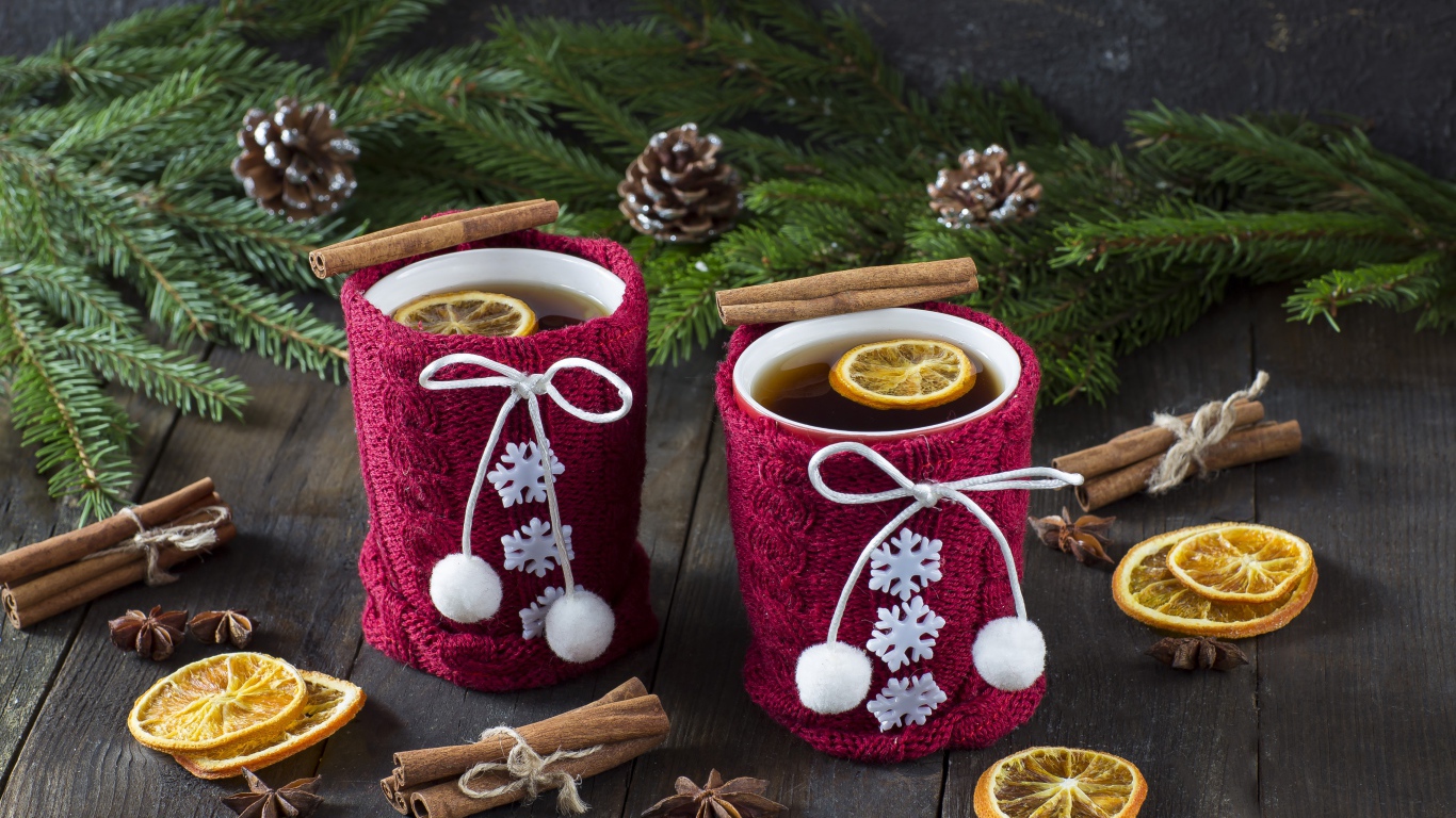 Две чашки горячего чая с лимоном на столе с еловыми ветками