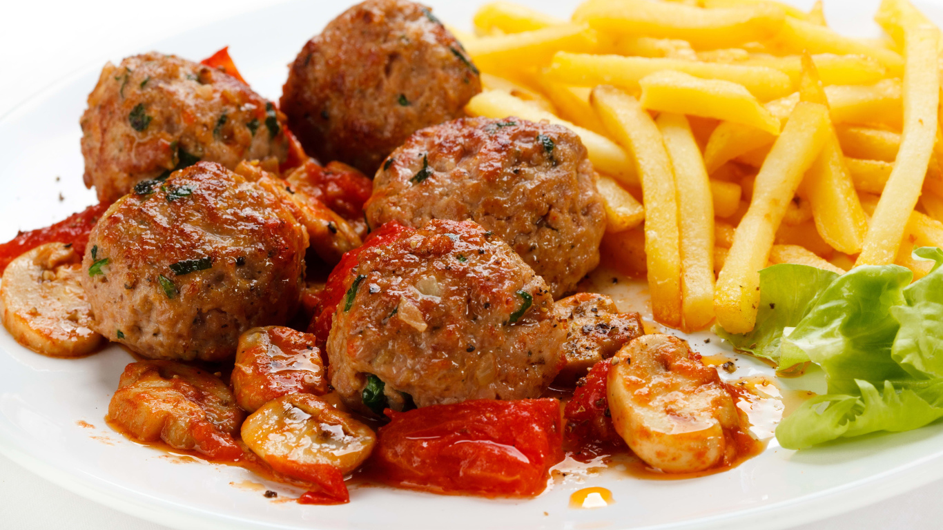 Тефтели с картофелем фри и овощами на белом фоне