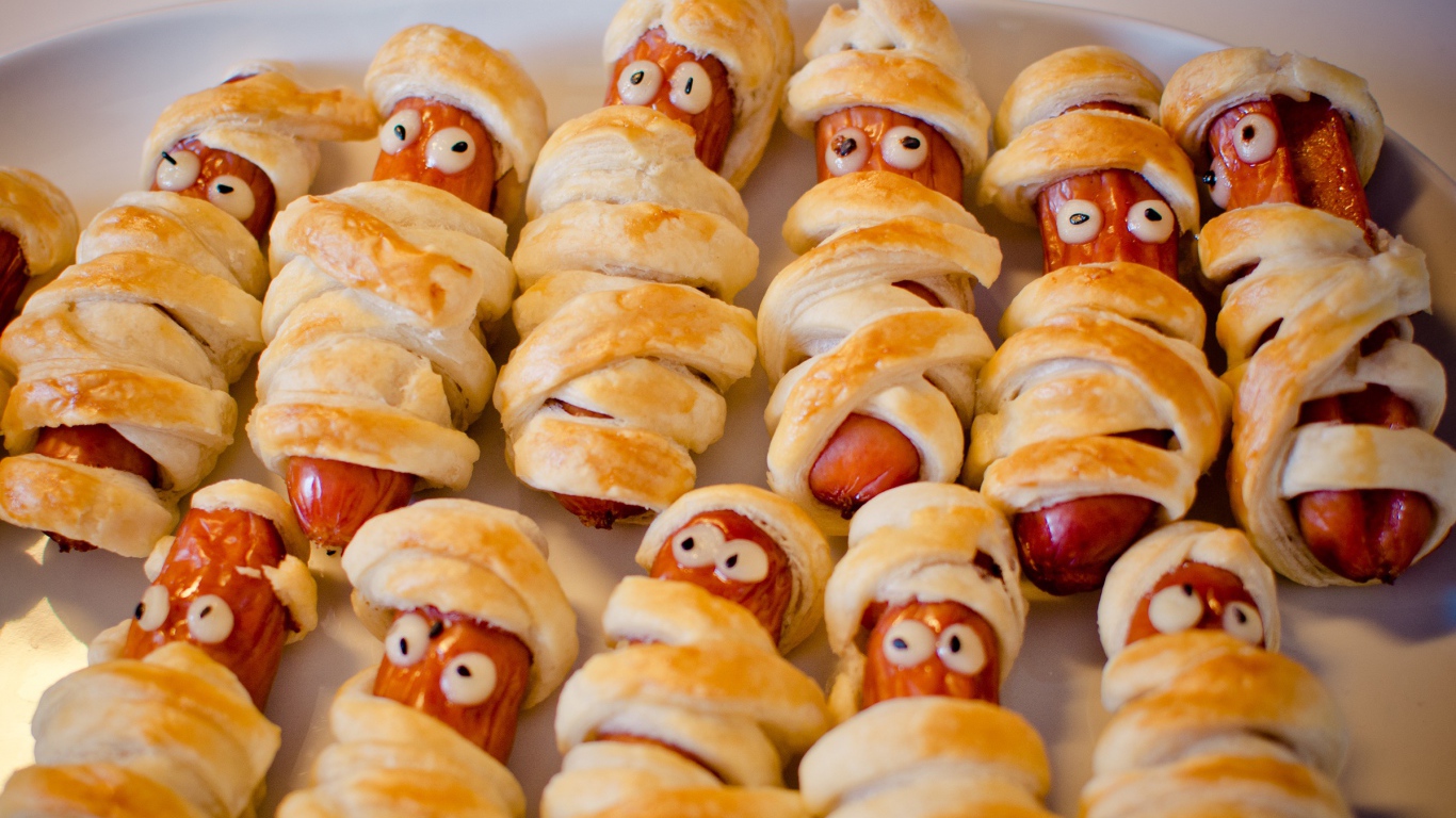 Сосиски в слоеном тесте на противне 