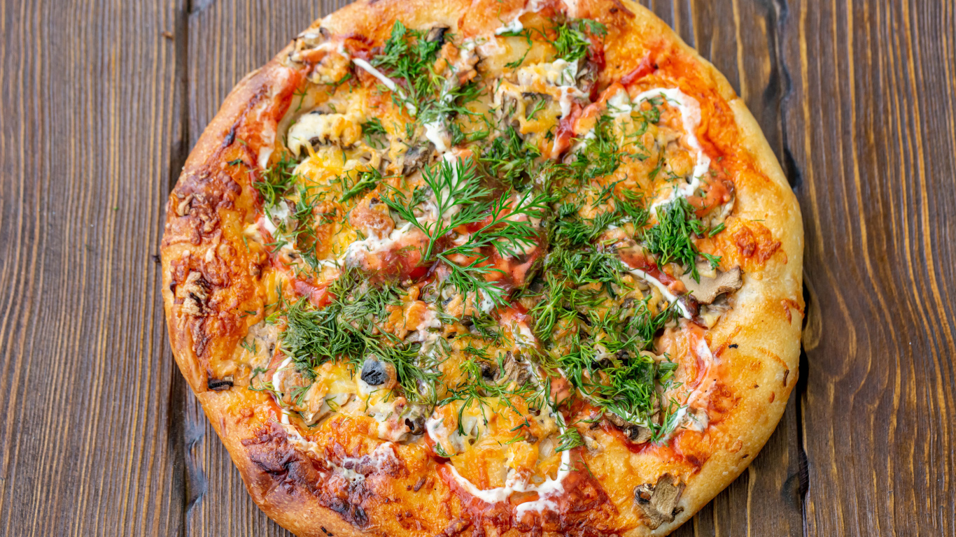 Вкусная свежая горячая пицца с укропом