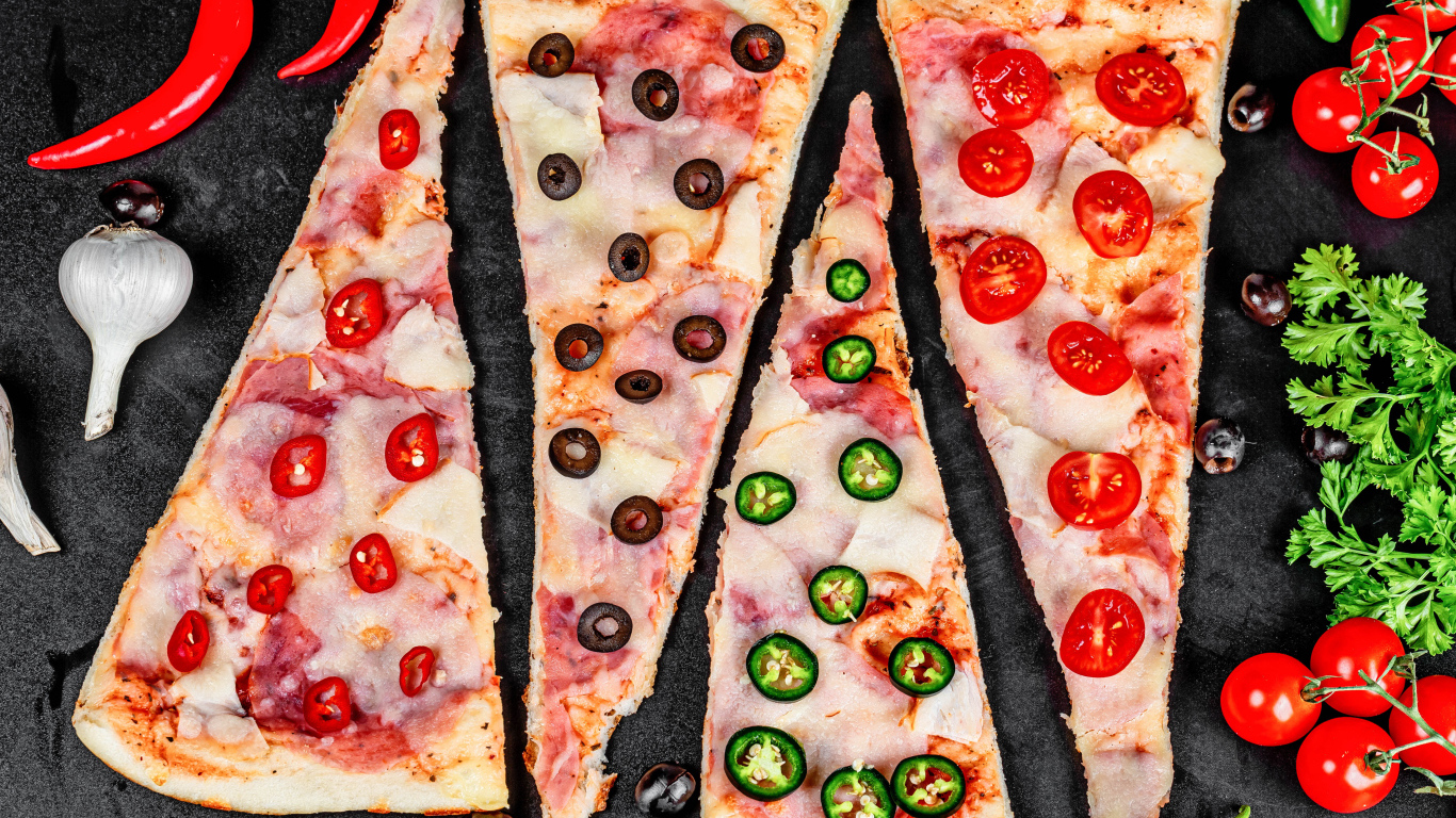 Четыре куска аппетитной пиццы с ветчиной и острым перцем
