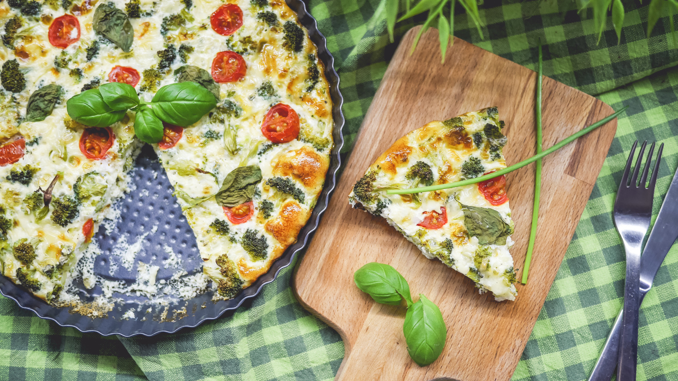 Пицца с помидорами, брокколи и базиликом