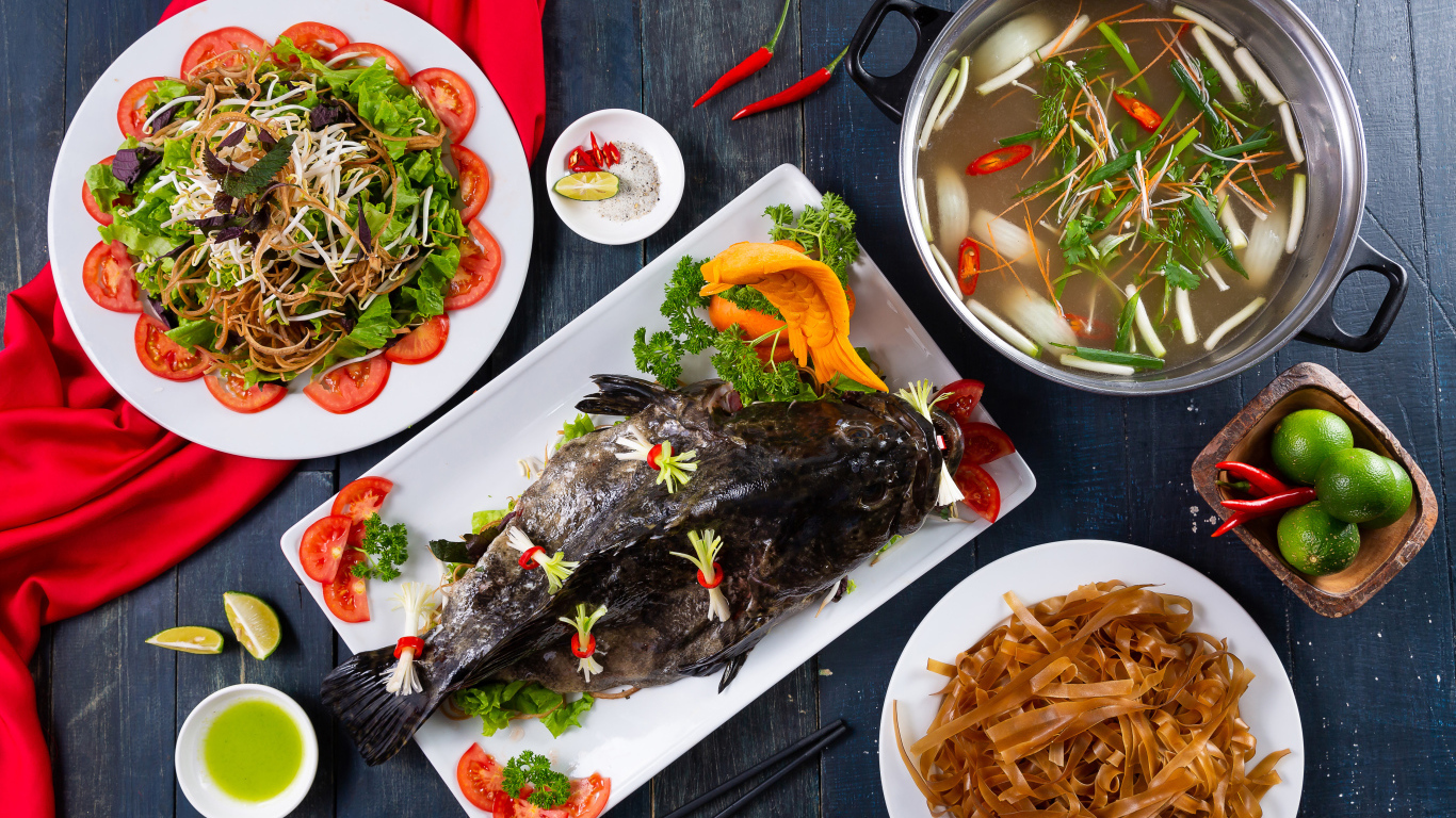 Фаршированная рыба на столе с овощами