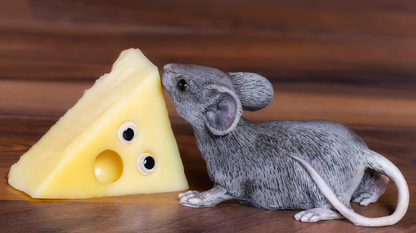 Figurine of a rat with a slice of cheese