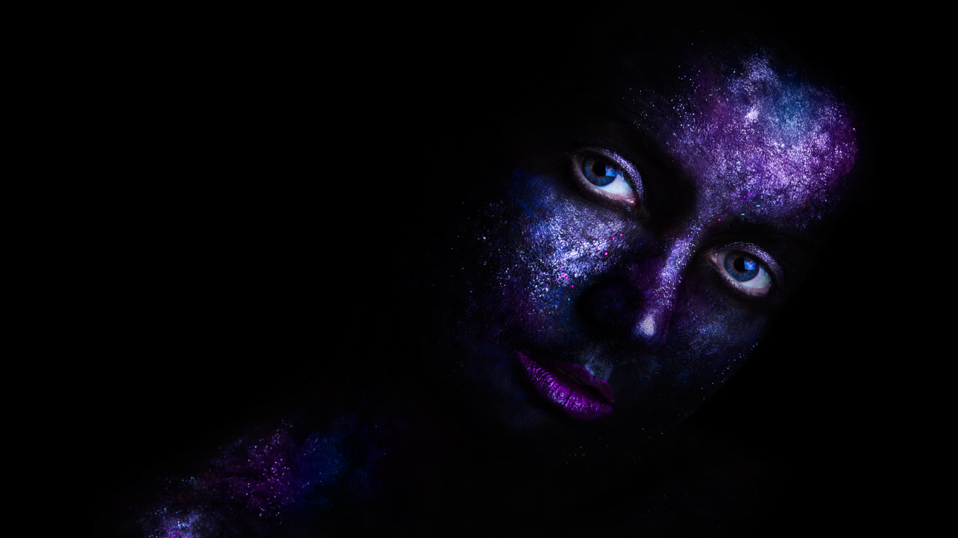 Девушка с красной на лице на черном фоне