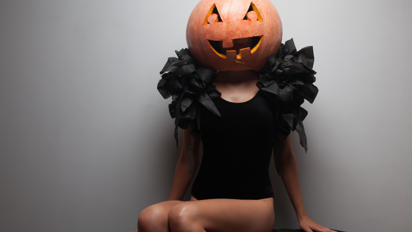 Девушка с тыквой на голове на Хэллоуин