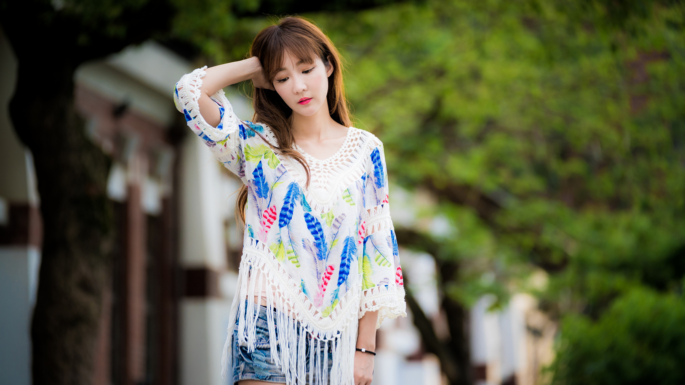 Девушка азиатка в красивой разноцветной кофте