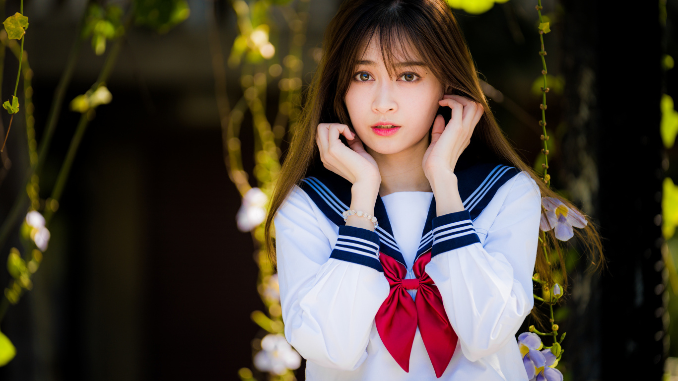 Девушка азиатка в рубашке с бантом 