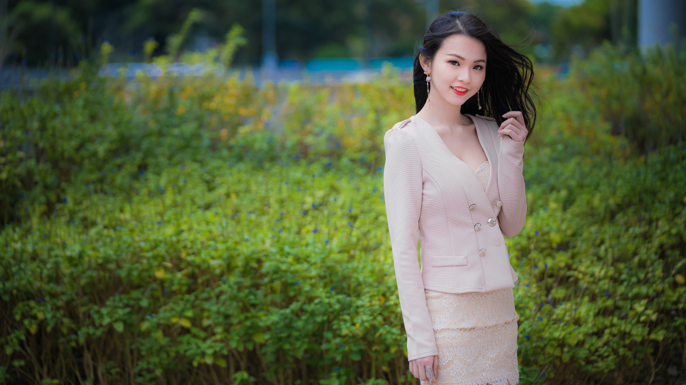 Девушка азиатка с очаровательной улыбкой в костюме 